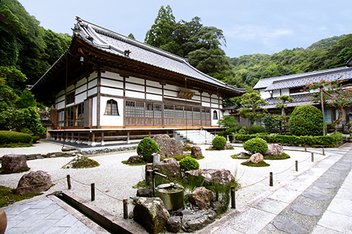 園の元々の母体、隣接する極楽寺。