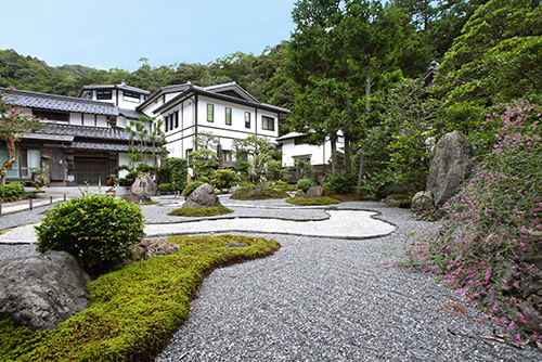 極楽寺から見る城崎子ども園。