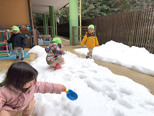 雪遊び