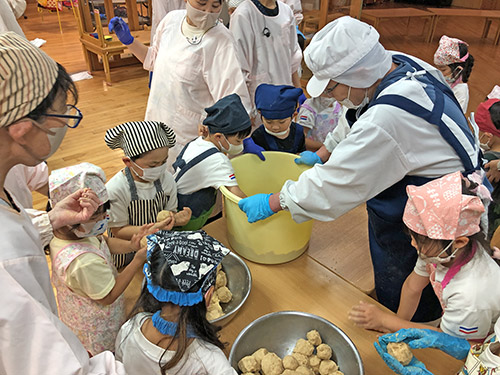 ５歳児味噌造り